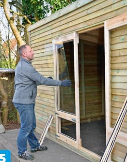 Glasset settes i dør til utebod Glasset settes i dobbeltdør til utebod